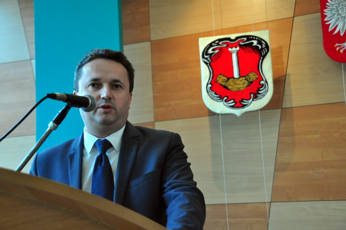 Burmistrz Staszowa wyjaśniał zebranym na sesji zagadnienia związane między innymi z opłatą targową.